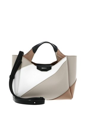 Sac à main DKNY avec design color-block en blanc, beige et camel, avec poignées noires et bandoulière amovible.