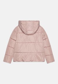 Guess JUNIOR HOODED PADDED PUFFER - Téli dzseki - brick rose