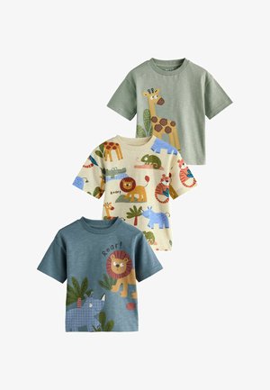 Tre t-shirts med korte ærmer i grøn, beige og blå, med dyreprints, herunder en giraf, en løve og en næsehorn. Bomuldsstof.