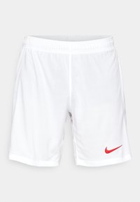 Weiße Nike Sportshorts mit elastischem Bund, Mesh-Struktur und rotem Swoosh-Logo auf der unteren linken Seite.