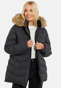 Sort pufferjakke med faux fur hætte, lynlåslukning, quiltet design og sidelommer. Har en afslappet pasform og tykt materiale.