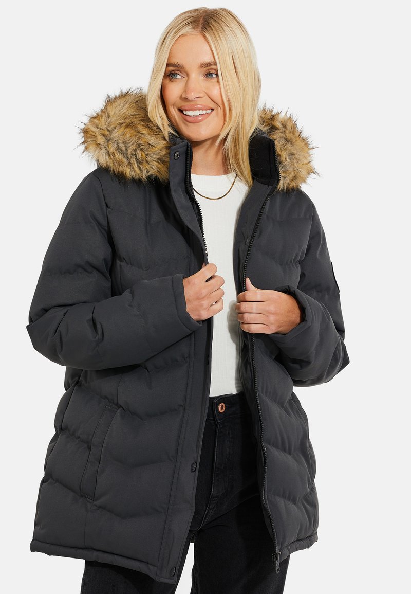 Sort pufferjakke med faux fur hætte, lynlåslukning, quiltet design og sidelommer. Har en afslappet pasform og tykt materiale.
