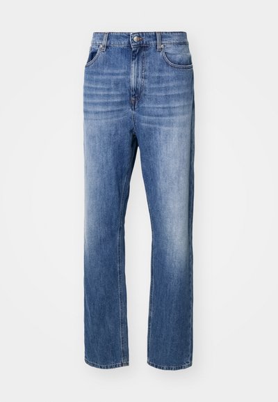 Blå denim jeans med et lige ben design. Funktionen inkluderer en knap- og lynlåslukning, fem lommer og en falmet vask for tekstur.