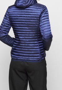 Mørkeblå dunjakke med hætte, der har horisontale quiltede sektioner, glitrende tekstur og elastiske manchetter. Enkel, strømlinet design.