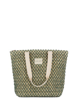 Bolso tote de paja tejido con patrón de diamantes verdes, asas anchas de tela beige y una etiqueta rectangular de Ysabel Mora en la parte frontal.