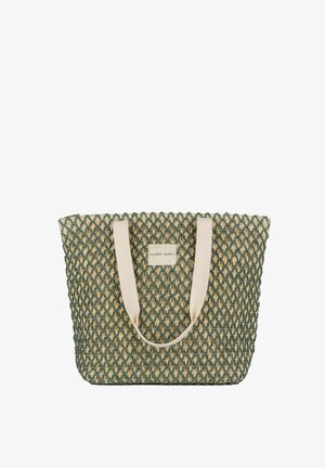 Bolso tote de paja tejido con patrón de diamantes verdes, asas anchas de tela beige y una etiqueta rectangular de Ysabel Mora en la parte frontal.