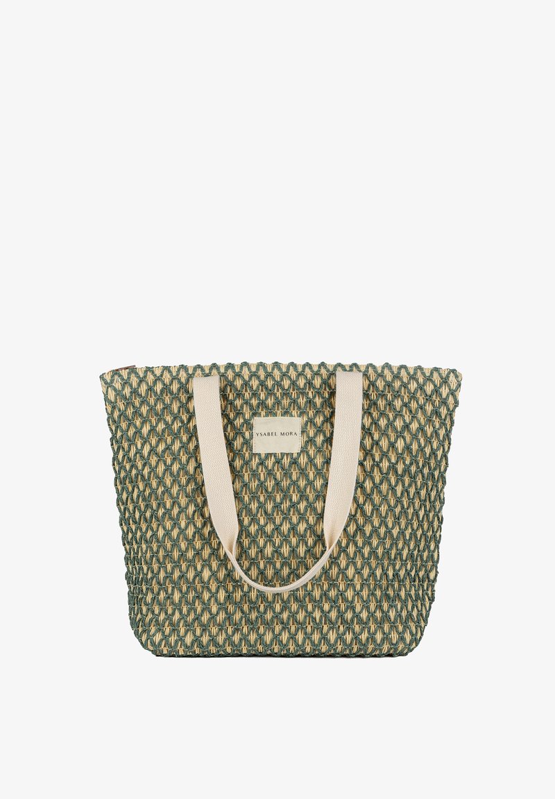Bolso tote de paja tejido con patrón de diamantes verdes, asas anchas de tela beige y una etiqueta rectangular de Ysabel Mora en la parte frontal.