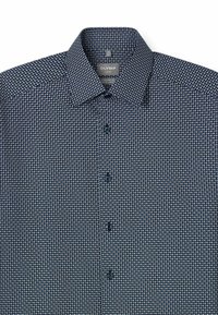 Marineblaues Kurzarmhemd mit einem geometrischen Muster, knöpfbarem Kragen und dunklen Knöpfen. Hergestellt aus atmungsaktivem Stoff.