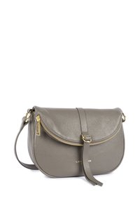 Borsa a tracolla in pelle grigia con una silhouette curvata, chiusura con zip dorata e tracolla regolabile. Presenta un logo inciso in modo sottile sul davanti.