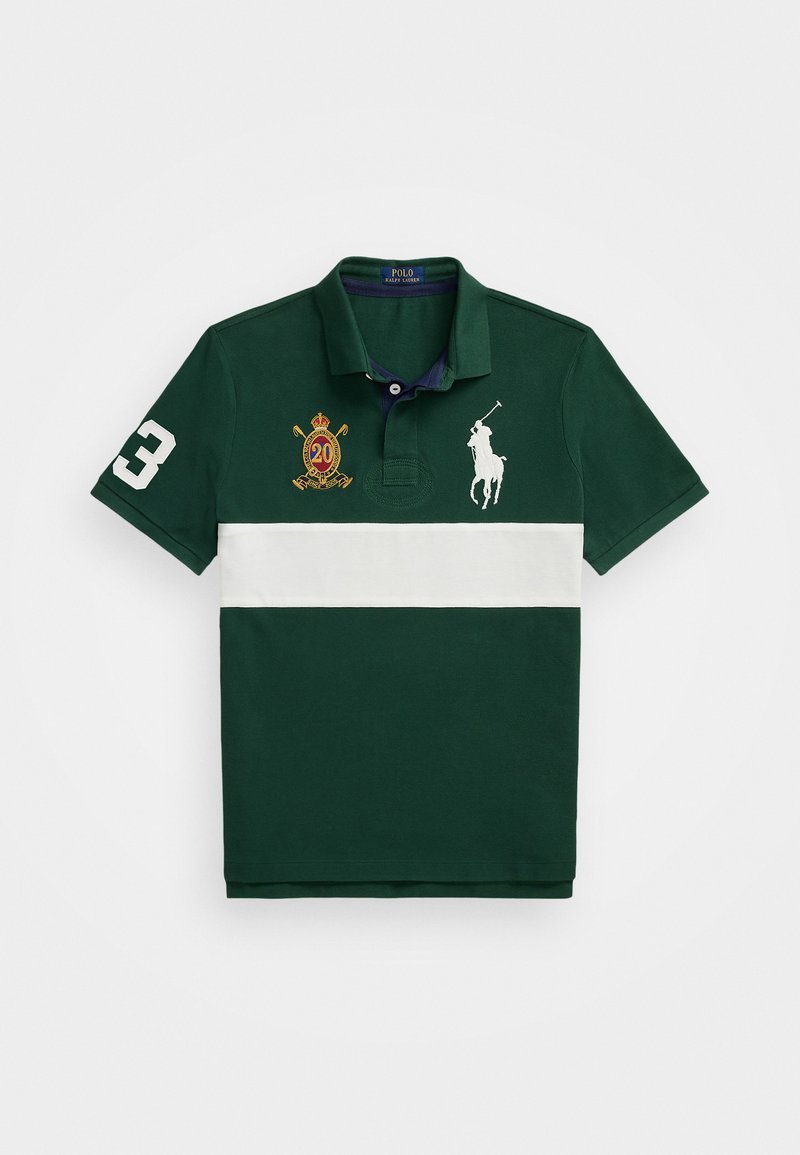 Zelena polo majica od pamuka s bijelom horizontalnom prugom, izvezenim logotipom i brojem "3" na rukavu. Kratki rukavi i ovratnik.