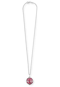 Silberne Halskette mit einem runden Anhänger, der ein rotes Filigran-Design und aufwendige Metallarbeiten aufweist. Der Anhänger ist hohl und hat eine strukturierte Oberfläche.