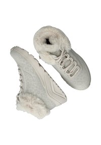 Zapatos de color gris claro con un acabado texturizado, forrados de piel sintética y diseño de cordones. Presentan una suela estampada y una altura baja en el tobillo.