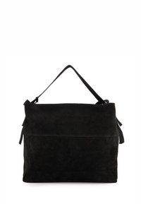 Zwarte suède handtas met een enkele bovenhandgreep, met een soepele textuur en een horizontale naad over de voorkant. Twee zijdecoraties met kwastjes.