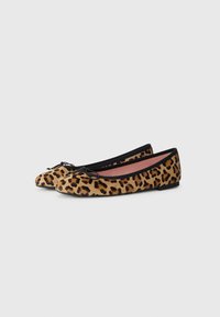 Ballettflats im Leopardenmuster mit schwarzem Rand, abgerundetem Zeh und kleinem Schleifchen vorne. Aus weichem, strukturiertem Material und flacher Sohle.