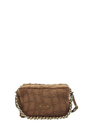 Sac bandoulière marron texturé avec un motif quadrillé effiloché, bandoulière chaîne dorée et plaque logo « mila louise » sur le devant.