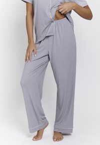 Conjunto de pijama de rayas gris que incluye una parte superior de botones de manga corta con ribetes blancos en contraste y pantalones holgados con una cintura elástica.
