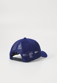 Blå mesh baseballcaps med en solid frontpanel, buet skygge, justerbar snapback-lukking og ventilasjonshull på baksiden.