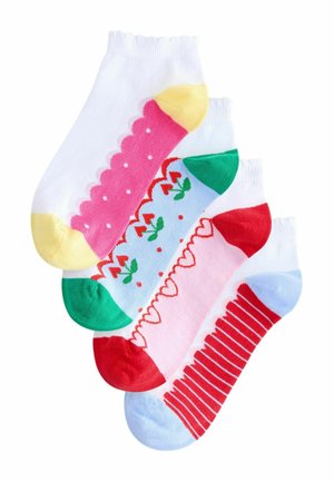 Vier Paar Baumwollsocken: weiß mit pinkfarbenen Muschelkanten, grün und pink mit Erdbeermustern, rot mit weißen Streifen und blaue Akzente.