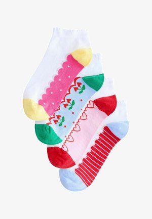 Patru perechi de șosete din bumbac: albe cu margini roz, verzi și roz cu modele de căpșuni, roșii cu dungi albe și accente albastre.