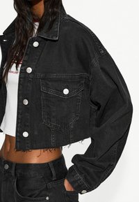 Bershka Džínová bunda - black