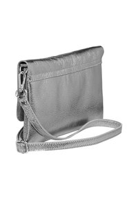 Silberne Leder-Clutch mit strukturiertem Finish, Reißverschluss und abnehmbarem Tragegurt. Kompakte, rechteckige Form mit klaren Linien und minimalen Akzenten.