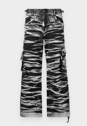 Pantalones cargo en blanco y negro con un patrón ondulado, diseño de pierna ancha, cintura elástica y bolsillos laterales. Tejido texturizado con costuras visibles.