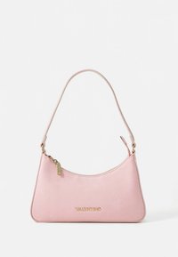 Růžová kožená kabelka s zakřiveným tvarem, zlatými kovovými doplňky a zipovým uzávěrem. M á jeden ramenní popruh a ražené logo.