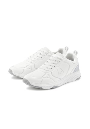 Weiße Sportschuhe mit einem glatten synthetischen Obermaterial, Schnürverschluss, strukturierten Akzenten und grauen Details an der Sohle und Ferse.