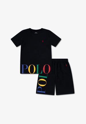 T-shirt noir en coton à manches courtes avec logo rouge et graphisme multicolore « POLO » en bas ; short noir assorti avec détails de logo.