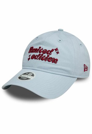 Gorra de béisbol de algodón azul claro con el texto bordado "edición limitada" en burdeos, que cuenta con un visera curvada y orificios de ventilación.