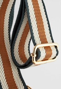 Woven strap w kolorze kremowym, brązowym i zielonym, z naprzemiennymi paskami, o teksturowanym wykończeniu oraz detalach z złotego metalu.