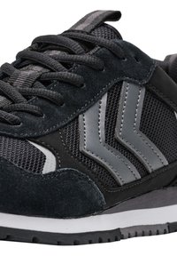 Schwarze Sneaker aus Wildleder und Mesh-Materialien, mit grauen Akzenten, einer strukturierten Außensohle und einem Schnürdesign mit gestreiften Schnürsenkeln.