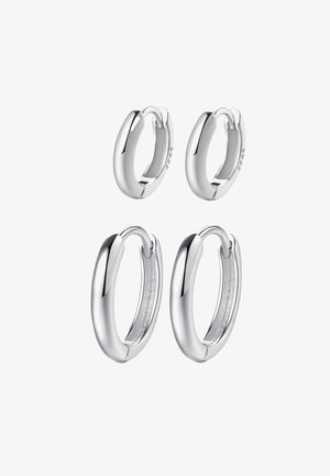 Srebrne kolczyki w kształcie obrączek z polerowaną powierzchnią, gładkimi krzywiznami i dostępnymi w dwóch rozmiarach. Wnętrze ma fakturowany detal dla dodatkowego zainteresowania.