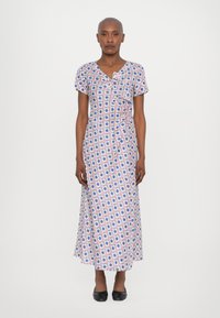 Maxi šaty s kvetinovým vzorom v ružovej, modrej a bielej farbe, s výstrihom do V, krátkymi rukávmi a mašľou v oblasti pása. Materiál vyzerá ľahký.