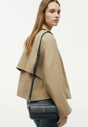 Tommy Hilfiger, TH ICON CAMERA BAG - Skuldertasker - space blue