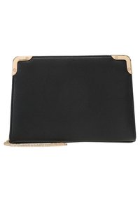 Borsa a pochette nera con superficie testurizzata, dettagli in oro agli angoli e tracolla removibile.