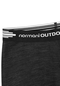 Schwarze Sportleggins mit einem breiten, elastischen Bund, auf dem der weiße Text "normani OUTDOOR" steht, sowie horizontalen gestreiften Akzenten an der Oberseite.