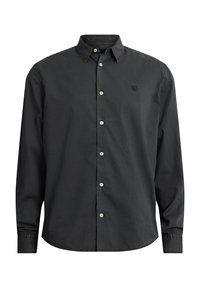 Camisa negra de manga larga con botones, hecha de un tejido suave. Presenta un cuello puntiagudo, cinco botones y un logo bordado en el pecho.
