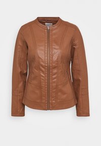 Giubbotto in pelle marrone con scollo rotondo, zip frontale e tasche laterali. Presenta dettagli di cucitura lungo il torso e le maniche.
