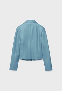 Svetlomodrá kožená bunda s dlhými rukávmi a golierom, zobrazená zozadu na jednoduchom svetlosivom pozadí.