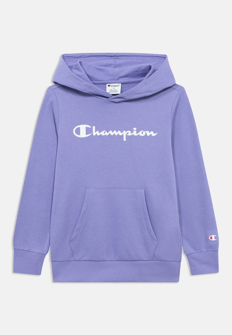 Sweat à capuche violet avec une poche kangourou, texture douce, et logo "Champion" blanc sur la poitrine. Comprend des poignets côtelés et une capuche avec cordon de serrage.