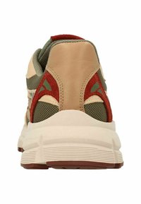 Beige en groene sneaker met een bovenwerk van mesh en leer, rode accenten en een getextureerde rubberen zool met verschillende groeven.