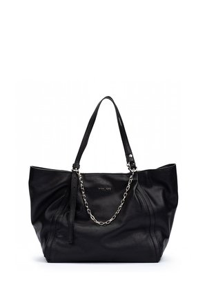 Bolso tipo tote de cuero negro con dos asas para el hombro y una cadena decorativa plateada en la parte frontal, sobre un fondo blanco.