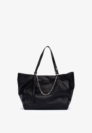 Bolso tipo tote de cuero negro con dos asas para el hombro y una cadena decorativa plateada en la parte frontal, sobre un fondo blanco.