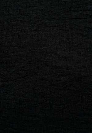 Tejido negro texturizado con una superficie ligeramente arrugada. El material parece ligero y tiene un brillo sutil.