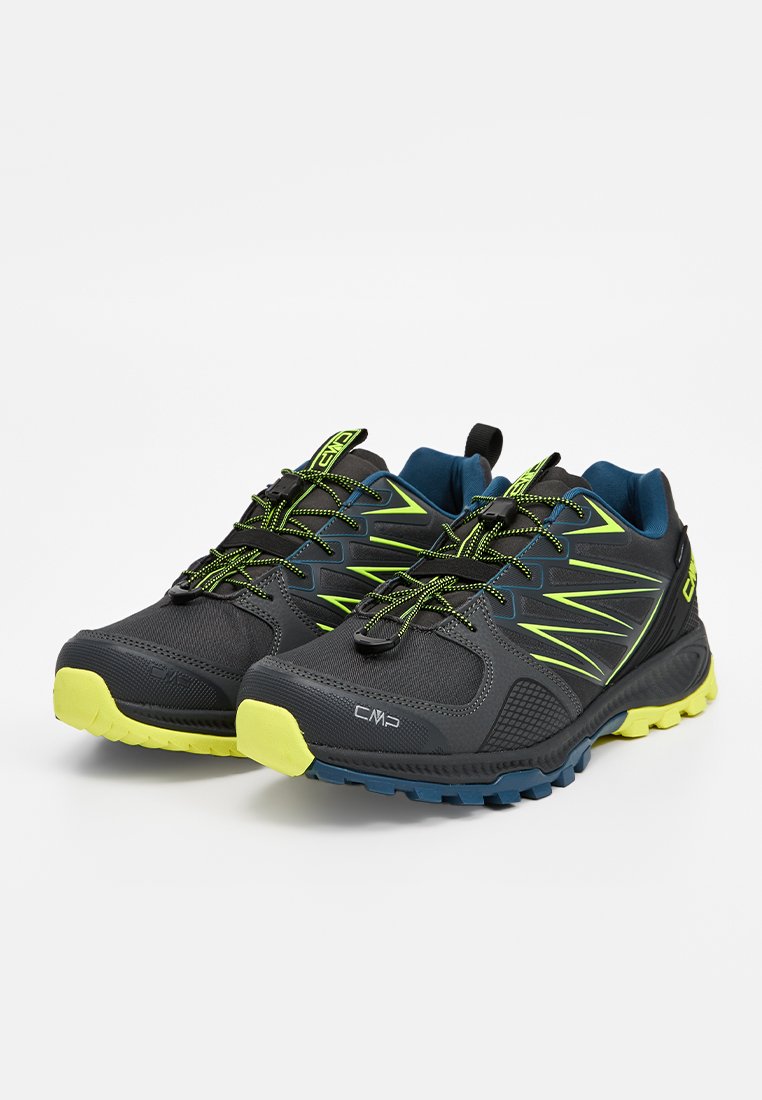 Scarpe sportive nere con accenti verde lime, comprese le lacci e la suola. La texture è liscia con una superficie a motivi. Design leggero per prestazioni ottimali.