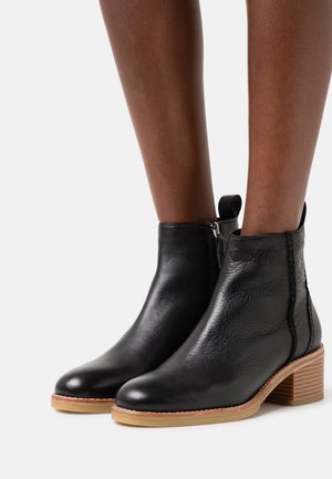 Clarks Kotníkové boty - black