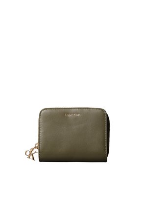Portefeuille Calvin Klein vert olive avec fermeture éclair dorée et breloque logo CK, forme rectangulaire, texture cuir lisse.