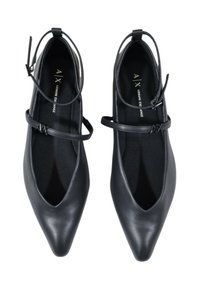 Bailarinas negras de punta en cuero liso con correas en el tobillo. Presentan una plantilla texturizada y un sutil acento metálico en las correas.