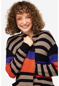 Stickad cardigan med horisontella ränder i svart, beige, orange, lila och blått. Texturerat material med en lös passform och rundad halsringning.